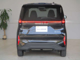 バックドアを横断するロングタイプのLEDリヤコンビネーションランプを軽初搭載。荷室を犠牲にしないランプが、バックドア全体を美しく光らせます。