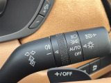 【オートライト(AUTO)】外の明るさをシステムが感知して、自動でヘッドライトが点灯します。ヘッドライトをつけ忘れを防ぐ便利機能です。