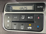 【オートエアコン】一度お好みの温度に設定すれば、車内の温度を検知し風量や温度を自動で調整。暑い…寒い…と何度もスイッチ操作をする必要はありません。快適な車内空間には必須の機能ですね♪