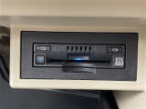 【純正ビルトインETC2.0(DSRC/ITSスポット)】ETCカードを挿入すれば料金所はノンストップで通過できます。ETC限定の割引や、高速道路の情報提供サービスを利用できます。