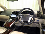 運転の際、常に目にする部分だけにシックで飽きのこないデザインが良いですね。