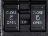 両側パワースライドドア付きだから、狭い駐車スペースなどでの 乗り降りラクラク!小さなお子さまのいるご家庭には嬉しい装備。