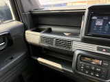 各シートには様々な収納や快適装備があり、どちらのシートに座っても快適なドライブをお楽しみいただけます♪
