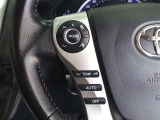 ステアリングには運転中でも簡単に操作できる各種スイッチついてます