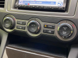 【オートエアコン】一度お好みの温度に設定すれば、車内の温度を検知し風量や温度を自動で調整。暑い…寒い…と何度もスイッチ操作をする必要はありません。快適な車内空間には必須の機能ですね♪