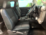 運転席まわりには十分なスペースがあり、大柄な方でもゆったり運転していただける環境です。