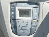 【オートエアコン】一度お好みの温度に設定すれば、車内の温度を検知し風量や温度を自動で調整。暑い…寒い…と何度もスイッチ操作をする必要はありません。快適な車内空間には必須の機能ですね♪