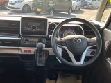 【インテリア】足元広々インパネシフト♪運転席から助手席への移動も楽にできますね♪道の状況や止める場所によって運転席側から出づらい時ってありませんか?そんな時、助手席側から降りることができますよ♪
