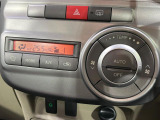 【オートエアコン】一度お好みの温度に設定すれば、車内の温度を検知し風量や温度を自動で調整。暑い…寒い…と何度もスイッチ操作をする必要はありません。快適な車内空間には必須の機能ですね♪