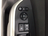 狭い駐車場で便利な電動格納ドアミラーが付いています。