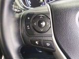 ステアリングには運転中でも簡単に操作できる各種スイッチついてます