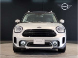 MINIのボンネットはヘッドライト部分に穴が開いている特徴的なもので御座います。MINIの伝統やこだわりがこういったところにも表れております。