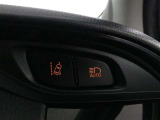 オートマチックハイビームとは、先行車や対向車のライトを認識し、ハイビームとロービームを自動で切り替える機能です。夜道の視界を確保します。詳細は販売店スタッフまでおたずねください。
