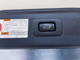 パワーバックドアです。荷物を持っていても、ボタンを押すだけで簡単に開閉ができます。