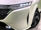 【LEDヘッドライト】悪天候や夜間走行時も良好な視界を確保し安心して運転できる高輝度LEDヘッドライトを装備!点灯速度が早く、消費電力も抑えられています。