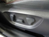 パワーシート搭載。微妙な調整が手軽にでき、快適なシートポジションで運転することが可能です。