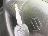 【キーレス】少し離れた場所からでもボタン一つでドアの開錠・施錠ができるのでとっても便利!ドアの鍵穴周りに傷をつけることもありません