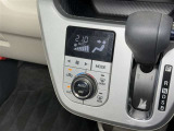 【オートエアコン】「AUTO」スイッチを押すだけで、冷暖房の切り替えや風量、吹き出し口の調整などを自動で行います。