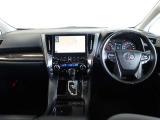 操作性とデザイン性を重視した運転席廻りと各種スイッチやメーター類です!