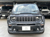 伝統のセブンスロットルグリルが一目でJeepと分かります。