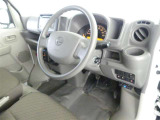 見通しのよいすっきりとした視界で、誰でも運転しやすいです。運転のしやすさは疲れにくさにも繋がりますよ♪