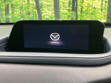 【8.8インチマツダコネクト】車内の雰囲気にマッチした大型のディスプレイ。スマホ接続でのナビ使用やBluetooth再生等、様々な機能が楽しめます。直感的なダイヤル操作が可能で、使い勝手も良好です。