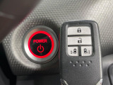 【Hondaスマートキー】カバンやポケットに入れたままでもドアの施錠・解錠が可能なスマートキーを装備。エンジンのオン・オフ時もカギを取り出す必要が無いからとっても便利です♪