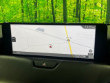 【12.3インチマツダコネクト】車内の雰囲気にマッチした大型ディスプレイ。スマホ接続でのナビ使用やBluetooth再生等、様々な機能が楽しめます。直感的なダイヤル操作が可能で、使い勝手も良好です。