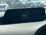 【8.8インチマツダコネクト】車内の雰囲気にマッチした大型のディスプレイ。スマホ接続でのナビ使用やBluetooth再生等、様々な機能が楽しめます。直感的なダイヤル操作が可能で、使い勝手も良好です。