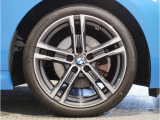 【BMWアロイホイル】軽量かつ強度に拘ったアロイホイル。走行性能ポテンシャルを引き出す設計。車の足元を引き締めてくれる大きなポイントはアロイホイルです。