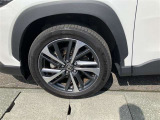 純正アルミ。タイヤサイズは225/50R18、現在は夏タイヤ装着で残り溝は約7ミリです