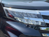 【LEDヘッドライト】悪天候や夜間走行時も良好な視界を確保し安心して運転できる高輝度LEDヘッドライトを装備!点灯速度が早く、消費電力も抑えられています。