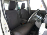【清潔感のある運転席&助手席】隅々までクリーニングの行き届いた運転席&助手席。目立ったシミや汚れ等もございません。快適なドライブをどうぞ。