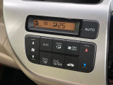 【オートエアコン】一度お好みの温度に設定すれば、車内の温度を検知し風量や温度を自動で調整。暑い…寒い…と何度もスイッチ操作をする必要はありません。快適な車内空間には必須の機能ですね♪