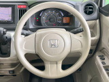 インテリアに合わせたデザインのステアリングは、運転される方のことも考え、運転しやすい形状、大きさです。是非一度、実際に触ってお確かめください。