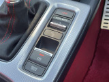 【電動パーキングブレーキ】ブレーキを踏んで停車したときにブレーキペダルから足を離しても停車状態を維持することができます。