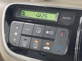 【オートエアコン】一度お好みの温度に設定すれば、車内の温度を検知し風量や温度を自動で調整。暑い…寒い…と何度もスイッチ操作をする必要はありません。快適な車内空間には必須の機能ですね♪