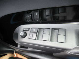 電動格納式ドアミラーがカギの開閉で格納したりします。