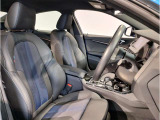 【コックピットシート】BMW車の主役席。車体中央にくる様に配置し車両重心とが一致する事でドライバーと車との一体感あるドライビングを実現。人間工学に基づき形成した形状が長時間のドライブ疲労も軽減します!