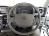 快適な操作性の運転席、ハンドルも綺麗に清掃済みです。もちろん安全を守るエアバッグも装備しているので安心してお乗りいただけます。