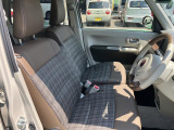 フロントシートはベンチシートです。インパネシフトで足元は広々。運転席と助手席はウォークスルーできます。