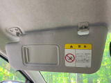 【バニティミラー】サンバイザー裏に設置されたミラーで身だしなみチェック!ちょっとしたメイク直しにも活躍します♪