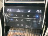 【オートエアコン】一度お好みの温度に設定すれば、車内の温度を検知し風量や温度を自動で調整。暑い…寒い…と何度もスイッチ操作をする必要はありません。快適な車内空間には必須の機能ですね♪