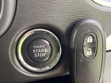 【キーレススタートシステム】カバンやポケットに入れたままでもドアの施錠・解錠が可能なスマートキーを装備。エンジンのオン・オフ時もカギを取り出す必要が無いからとっても便利です♪