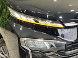 【LEDヘッドライト】悪天候や夜間走行時も良好な視界を確保し安心して運転できる高輝度LEDヘッドライトを装備!点灯速度が早く、消費電力も抑えられています。