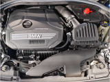 【BMWエンジン】革新的なガソリン・エンジン・テクノロジーによる高性能かつ高効率。レスポンスの良いパワーを発揮。常にスムーズな吸気を実現しアクセル開度にダイレクトに反応しドライビングを楽しく演出。