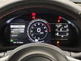 【BOXERメーター】大型表示のデジタルスピードメーターを中心に配し、スポーツ走行に必要な情報が集約されています。水平対向エンジンのピストン動作をモチーフにしたオープニングアニメーションも必見です。
