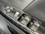 【電動格納ミラー】運転席のスイッチで、ドアミラーの開閉や角度の調整ができます。