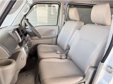 トヨタ中古車「まるごとクリーニング」施工済。外装はもちろん内装はシートを外して見えない所まで徹底洗浄しています。