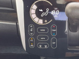 【オートエアコン】一度お好みの温度に設定すれば、車内の温度を検知し風量や温度を自動で調整。暑い…寒い…と何度もスイッチ操作をする必要はありません。快適な車内空間には必須の機能ですね♪